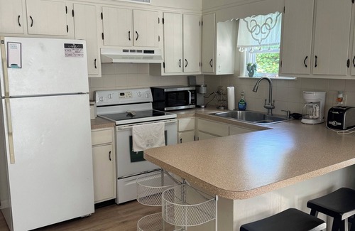 Bonnet Shores House | Cozy Bonnet Beach House- quick walk to the beach!