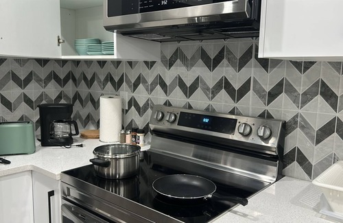 Evanston House | Cozy Brand-new 2-bedroom Basement with Lounge, Kitchen & Wifi