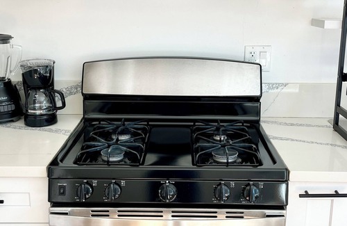 Reseda Apartment | Cozy Brand New Casita in Tarzana!