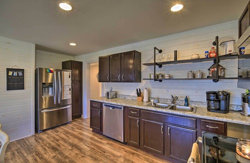Bristol House | Cozy Bristol Home w/Yard ~ 1 Mile to Downtown!