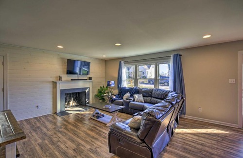 Bristol House | Cozy Bristol Home with Yard about 1 Mile to Downtown!