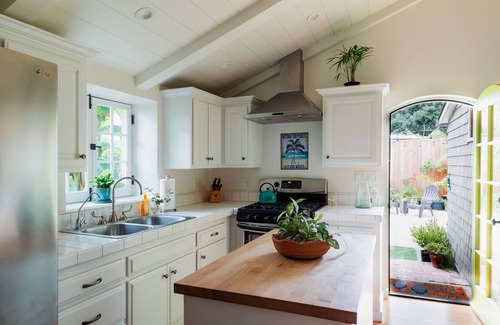 East Beach House | cozy bungalow 2 blocks to beach