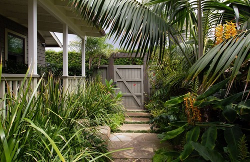 East Beach House | cozy bungalow 2 blocks to beach