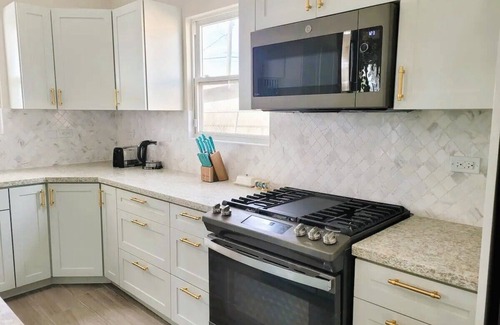 Lead Vale House | Cozy Bungalow nestled in a quiet neighborhood close to the beach & the airport