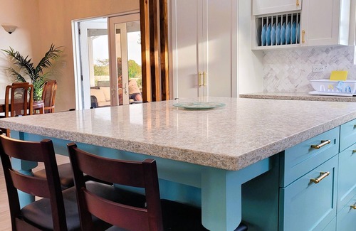 Lead Vale House | Cozy Bungalow nestled in a quiet neighborhood close to the beach & the airport