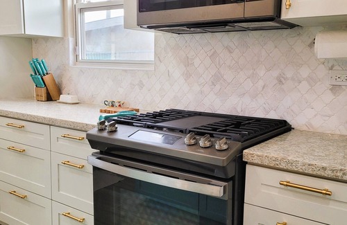 Lead Vale House | Cozy Bungalow nestled in a quiet neighborhood close to the beach & the airport
