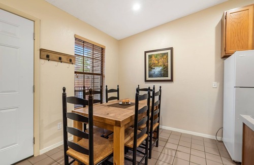 Kimberling City House | Cozy Bungalow-Wooded Views-Free Attraction Tickets- Walk to Table Rock Lake-Outdoor Pool
