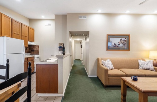 Kimberling City House | Cozy Bungalow-Wooded Views-Free Attraction Tickets- Walk to Table Rock Lake-Outdoor Pool