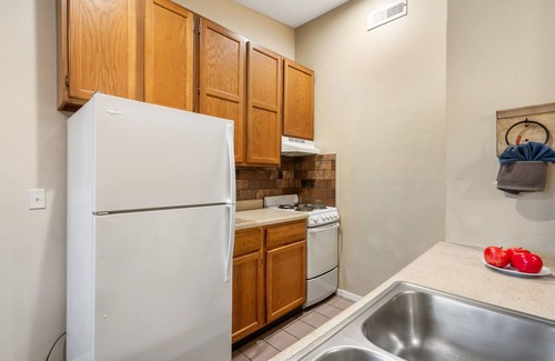 Kimberling City House | Cozy Bungalow-Wooded Views-Free Attraction Tickets- Walk to Table Rock Lake-Outdoor Pool