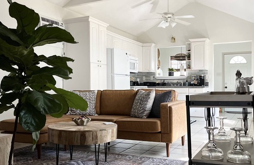 Rockport House | Cozy bungalow w/King bed - mins from Goose Island State Park