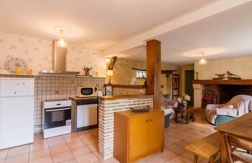 Saint-Crepin-d'Auberoche Cottage | Cozy Countryside Home Near Périgueux with Garden, BBQ, and Family Amenities