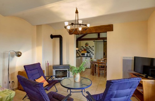 Saint-Forgeux-Lespinasse Cottage | Cozy cottage with stove, terrace, and private garden in Saint-Forgeux-Lespinasse