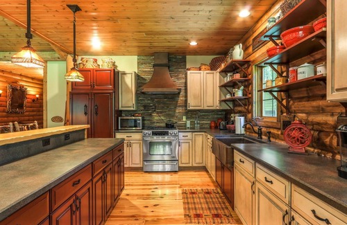 Fontana-on-Geneva Lake House | COZY CABIN HALF MILE FROM THE EXCITING FONTANA WATERFRONT!