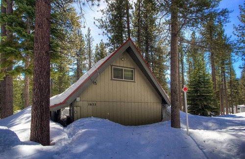 Country Club Estates House | Cozy Cabin 4 Bedroom Home by RedAwning