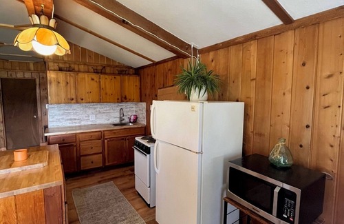 Frankfort Cabin | Cozy Cabin 5 minutes from beach and downtown!