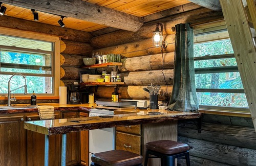 Moose Pass Cabin | Cozy cabin centrally located in Moose Pass with WiFi
