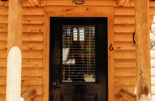 Logan Cabin | Cozy cabin for up to 6 guests - Hocking Hills - Firepit -Hot Tub - Wifi