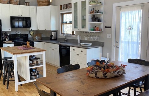 Davis House | Cozy Cabin Getaway - Convenient to 4 Ski Areas, Hiking and Mountain Bike Trails