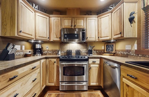 Hoodsport Cabin | Cozy cabin getaway with firepit, patio, gas grill, and private park access