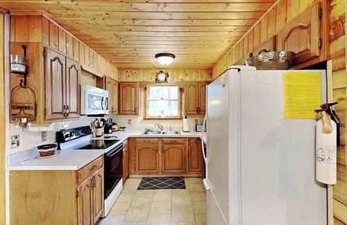 Oakland House | Cozy Cabin | Hot Tub, Fire Pit, Game Room
