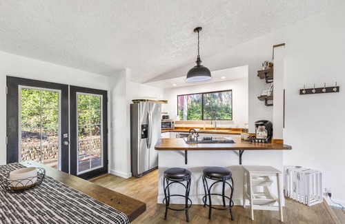 Lakebay Cottage | Cozy cabin in a serene patch of woods near Palmer Lake