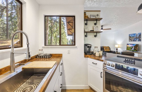 Lakebay Cottage | Cozy cabin in a serene patch of woods near Palmer Lake
