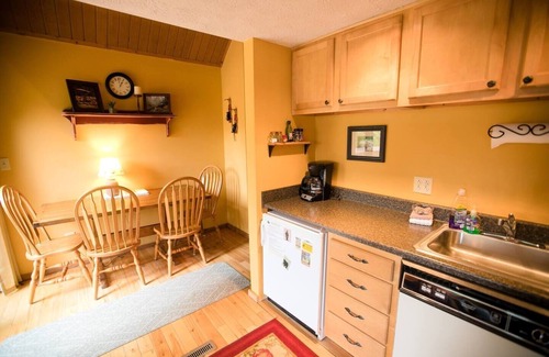Davis Cabin | Cozy cabin in Canaan Valley-minutes from slopes.