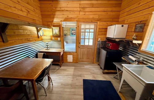 Ingram Cabin | Cozy cabin in charming Ingram with AC, WiFi~Guadalupe River