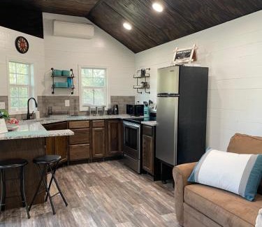 Avinger House | Cozy Cabin in Crestwood Subdivision