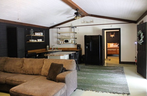 Hamilton Cabin | Cozy Cabin in Hamilton w/private pond. Fish, paddle, hike or relax in the tub!