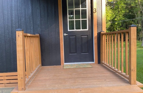Pointblank Cabin | Cozy cabin in nice Point Blank with fitness room, pool & AC