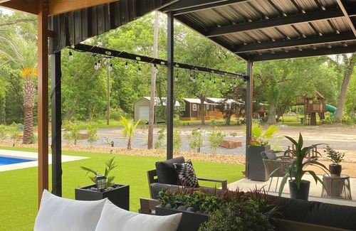 Pointblank Cabin | Cozy cabin in nice Point Blank with fitness room, pool & AC