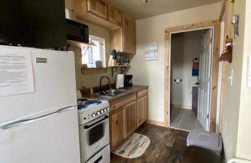Winslow House | Cozy cabin in our little woodland village - access to pond and meadow