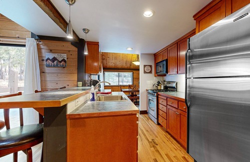 Overlook Park Cabin | Cozy cabin in Sunriver with SHARC amenities, washer/dryer, & dog-friendly