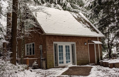 Mukilteo House | Cozy Cabin in the Woods