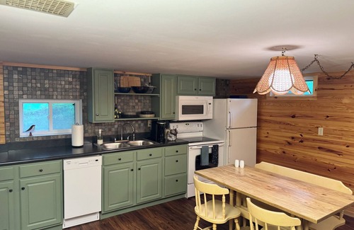 Eddyville House | Cozy Cabin Near Area Favorites