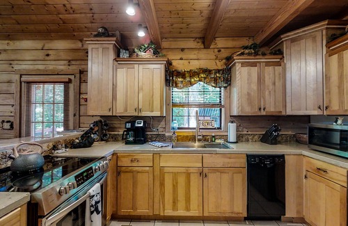New Tazewell Cabin | Cozy cabin near Norris Lake with a porch, firepit, gas fireplace & jetted tub