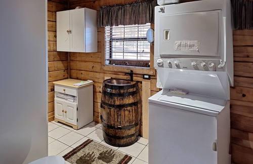 New Tazewell Cabin | Cozy cabin near Norris Lake with a porch, firepit, gas fireplace & jetted tub