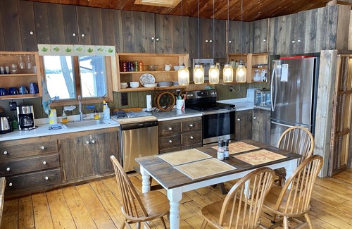 Alburg House | Cozy cabin nestled on the shores of Lake Champlain