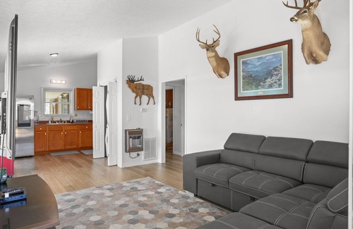 Summerfield Cabin | Cozy cabin overlooking Wister Lake