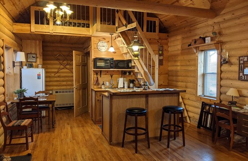 West Union Cabin | Cozy Cabin-real log cabin stay. Loft bed,n woodsy decor, clean & cozy!