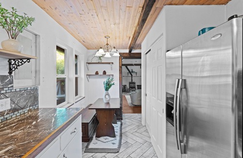 Peaceful Valley Cabin | Cozy Cabin Retreat,Pet-Friendly,Family Getaway, Surrounded by Mountains & Trails
