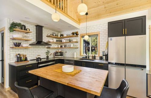 Paradise Estates Cabin | Cozy cabin retreat w/hot tub less than 5 mi to Mt Rainier NP