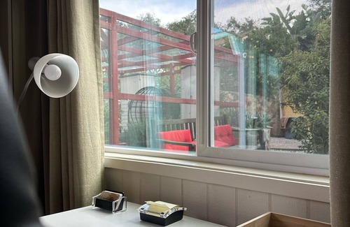 Topanga Cabin | Cozy Cabin Under the Oaks, WiFi, Outdoor Fitness in Enchanting Topanga Dreaming