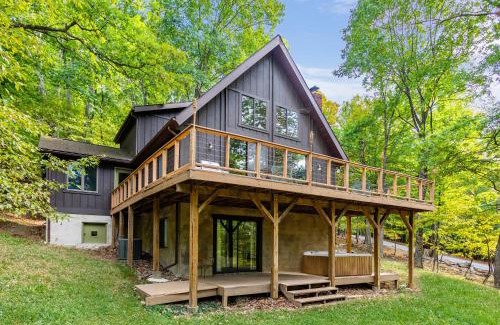 Berkeley Springs House | Cozy Cabin w Fire Pit, Hot Tub, Deck, & Pool Table