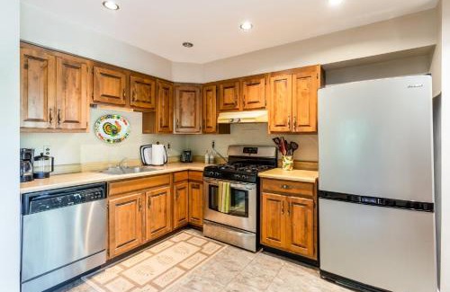 Berkeley Springs House | Cozy Cabin w Fire Pit, Hot Tub, Deck, & Pool Table