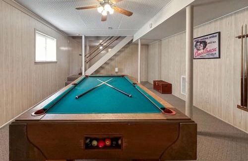 Berkeley Springs House | Cozy Cabin w Fire Pit, Hot Tub, Deck, & Pool Table