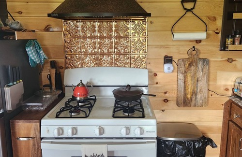 Dover Cabin | Cozy Cabin with 1 bedroom and WiFi close to Augusta & Maysville Kentucky