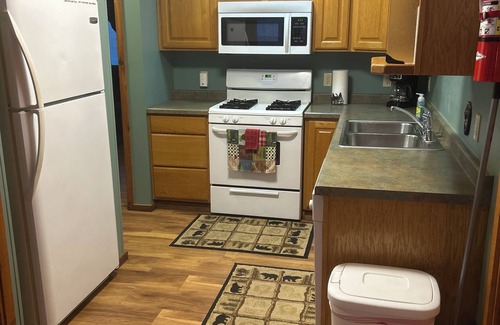 Warrens Cabin | Cozy cabin with 2 Water Parks Three Bears & Yogi's. UTV, and Golf cart rentals!