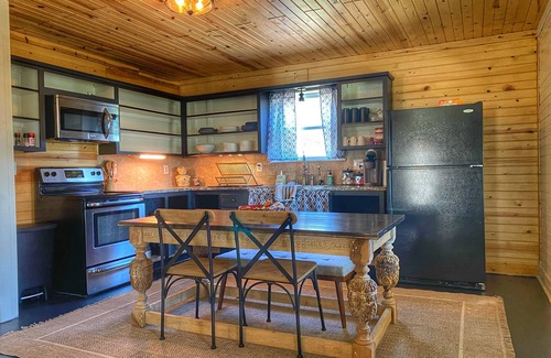 Mountainburg Cabin | Cozy Cabin with an amazing deck and beautiful views of Lake Fort Smith!